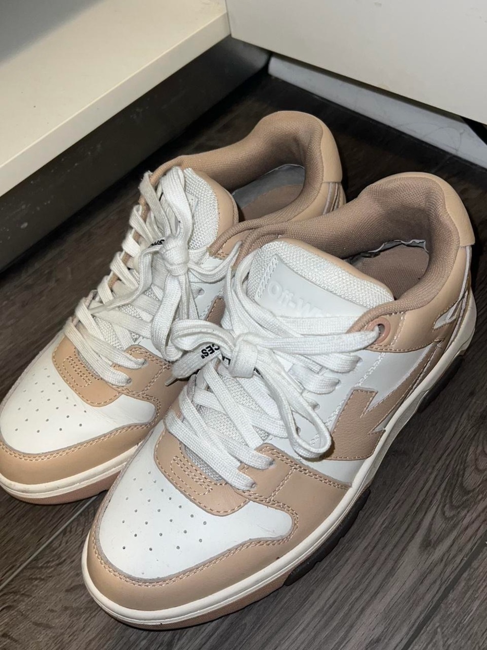 Off-White Women's Low-Top Sneakers in White and Beige